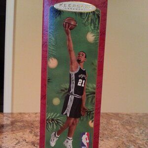 Hallmark Keepsake Ornament Collector's Series - Hoop Stars - Tim Duncan 2001